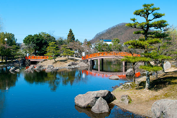 全国で唯一の寝殿造庭園「紫式部公園」