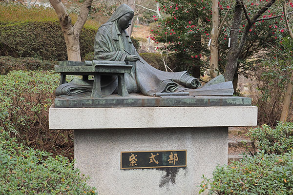 石山寺の紫式部像